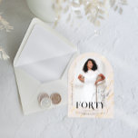 Modernes, stilvolles Magazin | 40. Geburtstag Foto Acryleinladungen<br><div class="desc">Feiern Sie einen Meilenstein mit Stil und Eleganz mit diesem modernen stilvollen Magazin 40. Geburtstag Foto Akryllische Einladungen. Diese Einladung ist so konzipiert, dass sie mit ihrem magazin-inspiriert Layout, der fett formatierten Typografie und einem maßgeschneiderten Foto der Geburtstagsehre eine anspruchsvolle Note verleiht. Es ist auf Acryl mit schlankem Bogen bedruckt...</div>