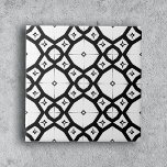 Modernes symmetrisches Schwarzweiß und Weiß Fliese<br><div class="desc">Diese Keramik-Kachel zeichnet sich durch ein auffälliges geometrisches Design aus, das zeitlos und modern zugleich ist. Das komplizierte Muster besteht aus schwarzen Linien, die Diamantformen formen, wobei jeder einen kleineren weißen Diamanten mit vier winzigen Dreiecken an seinen Ecken umschließt. Die sorgfältige Anordnung dieser Elemente schafft eine optische Täuschung von Tiefe...</div>