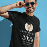 Modernes Text Foto Proud Brother of 2023 Graduate T-Shirt<br><div class="desc">Modernes Text Foto Proud Bruder von 2023 Graduate. Das Foto Ihres Geschwisters ist kreisförmig, das Jahr groß und fett, mit dem Namen des Absolventen. Personalisieren Sie den Text ganz nach Bedarf und ersetzen Sie das Foto durch eine eigene quadratische Ausrichtung. Sie können Textfarben ändern, wenn Sie dies wünschen, indem Sie...</div>
