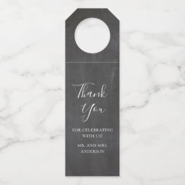 Modernes, trendiges Grau. Chalkboard Hochzeit dank Flaschenanhänger