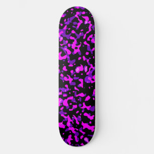 Modernes Trendrosa und Lila Camouflage-Muster Skateboard