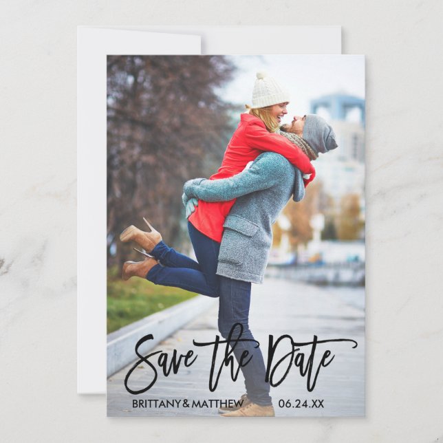 Modernes trendy Brush Script Couple Foto Save The Date (Vorderseite)