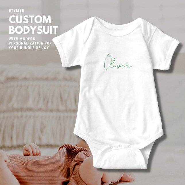 Modernes, trendy Green Script Personalisiert Baby Strampler (Von Creator hochgeladen)