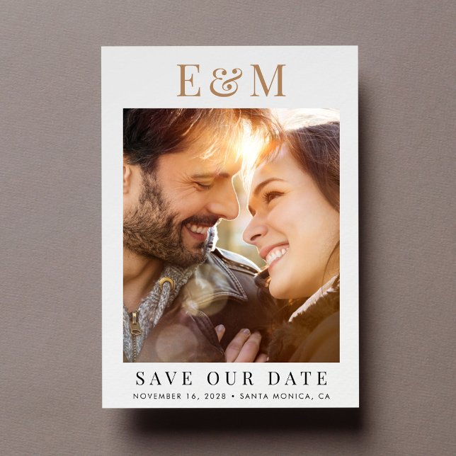 Modernes trendy Monogram Foto Save The Date (Von Creator hochgeladen)