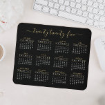 Modernes, trendy Script Black Gold 2023 Kalender Mousepad<br><div class="desc">Ein modernes Kalligraphieskript 2023 Kalendermauspad mit goldener Schrift auf schwarzem Hintergrund. Sie können sogar mehr Text oder Bilder hinzufügen,  die Hintergrundfarbe anpassen.</div>