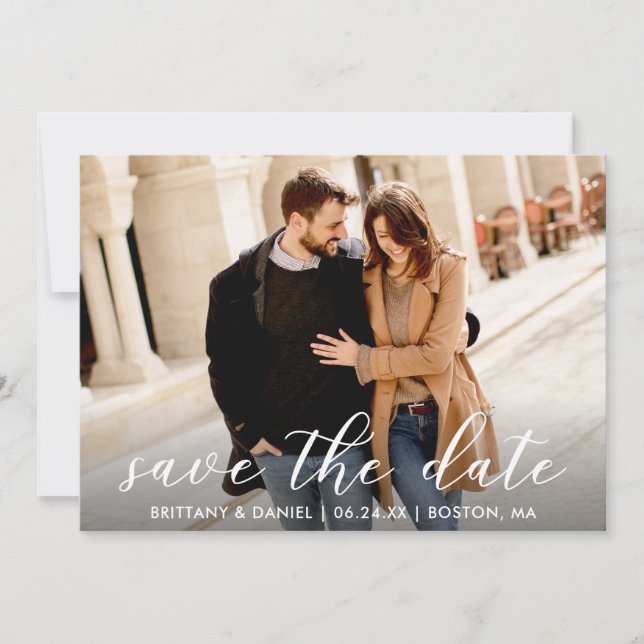 Modernes Trendy Script Couple Foto Save The Date (Vorderseite)