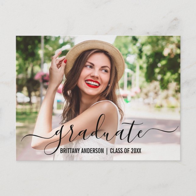 Modernes trendy Script Graduation Party Foto Einladungspostkarte (Vorderseite)