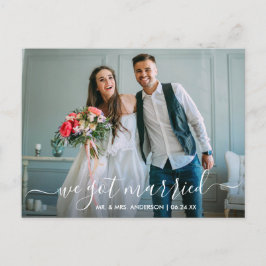 Modernes, trendy Script Wir Got Verheiratetes Foto Postkarte