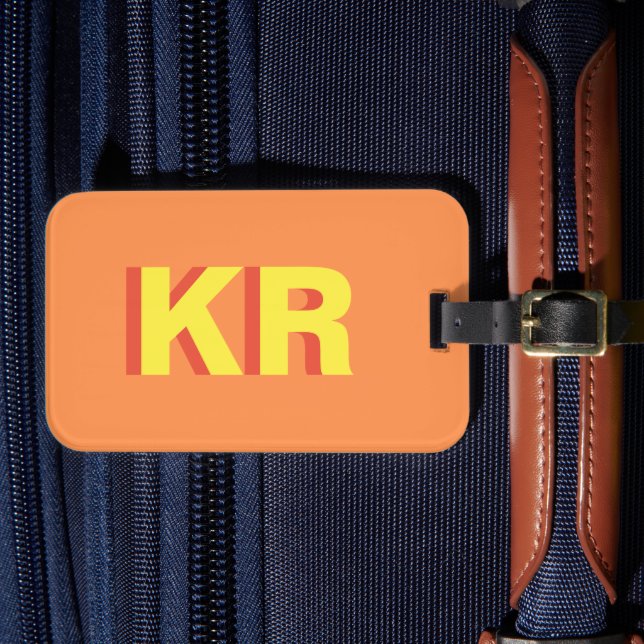 Modernes Trendy Shadow Monogram Orange Personalisi Gepäckanhänger (Vorderseite Insitu 4)