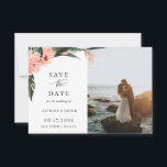 Modernes tropisches Korallenfloral-Foto Save the D Ankündigung<br><div class="desc">Elegante und moderne tropische Insel Korallen rosa Blumen und grünes Blattwerk,  Foto Hochzeit Save the Date Card. Die Backfarbe,  in trendigem Korallenrosa dargestellt,  kann individuell angepasst werden.</div>