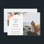 Modernes tropisches Korallenfloral-Foto Save the D Ankündigung<br><div class="desc">Elegante und moderne tropische Insel Korallen rosa Blumen und grünes Blattwerk,  Foto Hochzeit Save the Date Card. Die Backfarbe,  in trendigem Korallenrosa dargestellt,  kann individuell angepasst werden.</div>