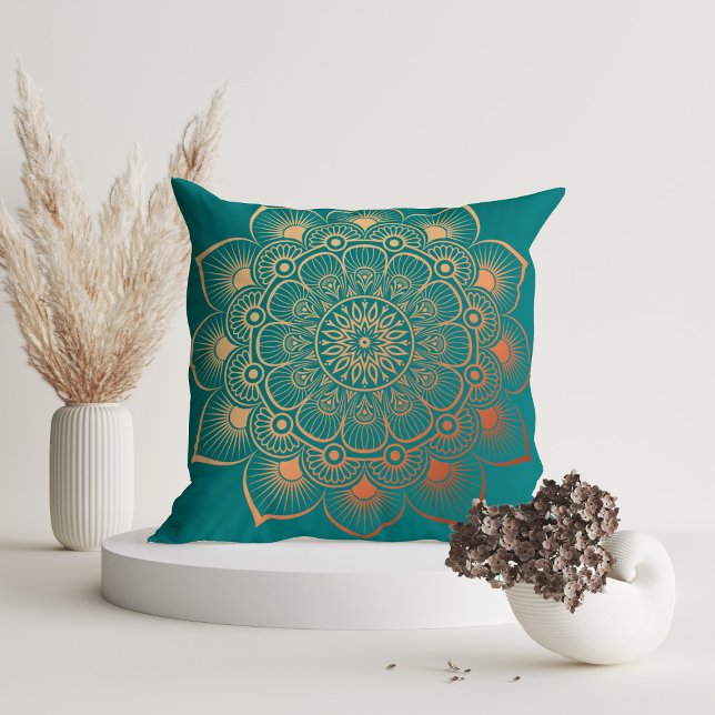 Modernes Türkis Peach Mandala Kissen (Modern Turquoise Peach Mandala Throw Pillow in a white room with dry flowers)