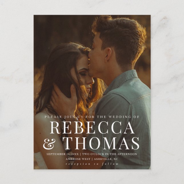 Modernes Type Overlay-Foto Einladungspostkarte (Vorderseite)