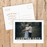 Modernes Typografie-Foto Save the Date Ankündigungspostkarte<br><div class="desc">Erschwingliche, individuell bedruckte Hochzeit Speichern Sie die Date Postkarten mit einer leicht zu bedienenden Vorlage und voll bearbeitbaren Schriftart und Farben. Dieses cool minimalistische Design verfügt über ein einfaches Foto-Overlay mit modernen Slab-Serif-Schriftart. Personalisieren Sie es mit Ihren Hochzeitsdetails und Verlobung-Foto mit weiteren Details auf der Rückseite. Verwenden Sie die Designtools,...</div>