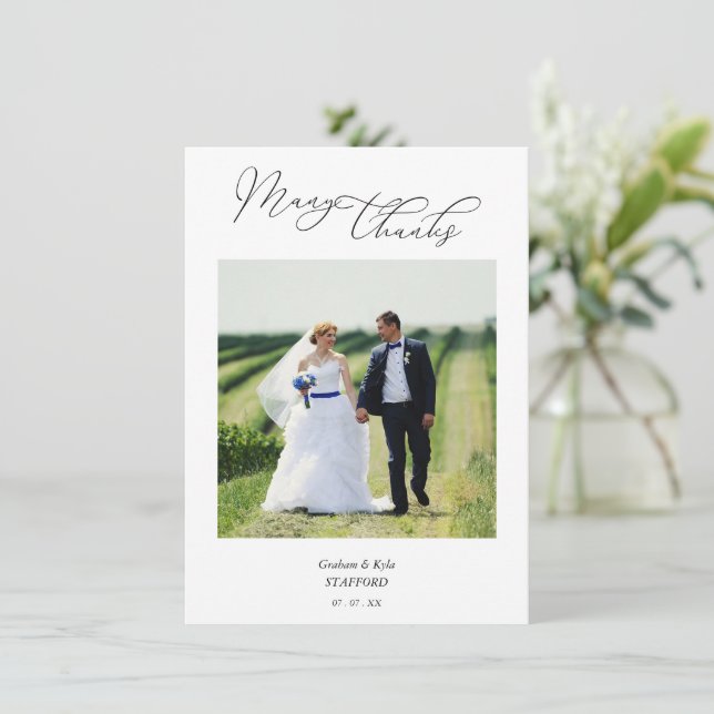 Modernes Typografie Script-Foto Newlyweds Dankeskarte (Stehend Vorderseite)