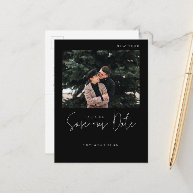 Modernes typografisches Foto Save the Date schwarz Ankündigungspostkarte (Vorderseite/Rückseite Beispiel)