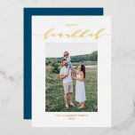 Modernes und elegantes Script Happy Hanukkah Foto Folien Feiertagskarte<br><div class="desc">Happy Hanukkah! Senden Sie Hanukkah Wünsche an Familie und Freunde mit dieser anpassbaren Goldfolie Hanukkah Karte. Es zeichnet sich durch elegante Kalligraphie und einfache Typografie aus. Personalisieren Sie diese durch Hinzufügen von Namen und Fotos. Diese elegante Happy Hanukkah-Karte ist auf anderen Cardstock erhältlich.</div>