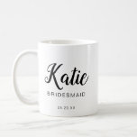 Modernes und minimales Typografisches Bridesmaid M Kaffeetasse<br><div class="desc">Unsere moderne,  minimalistische und typografische Tasse ist ein Geschenk für Ihre Brautjungfrau. Der Name der Brautjungfrau ist ein zeitgenössischer Schriftart mit einem Pinselskript und einem Hochzeitsdatum. Auf der anderen Seite der Tasse befindet sich das Monogramm der Brautjungfrau,  das in einem Imitat goldenes Herz platziert ist.</div>