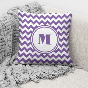 Modernes violettes Chevron-Monogramm Kissen