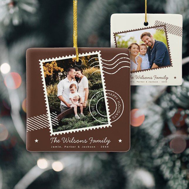 Modernes warmes Foto Niedliche Briefmarke Urlaub Keramikornament (Share holiday warmth with our Modern Family photo Postage stamp Holiday Ornament! )