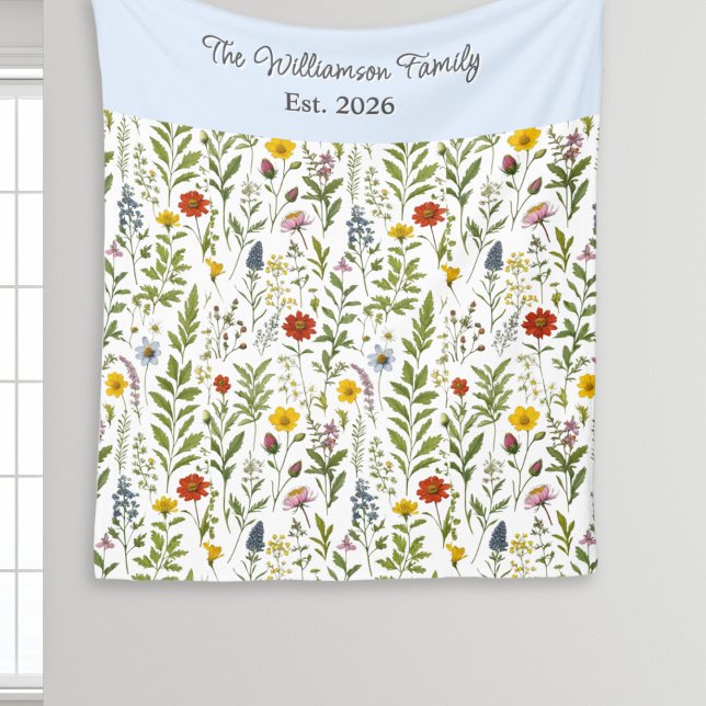 Modernes Wasserfarben-Wildblumenmuster personalisi Fleecedecke (A pretty fleece blanket patterned with colorful wildflowers, with personalized name and year)