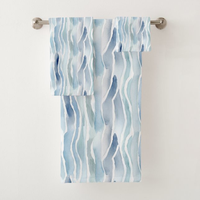 Modernes Watercolor Blue Wave Strive Muster Badhandtuch Set (Insitu)