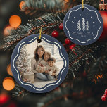 Modernes Wavy-Frame-Foto Keramik Ornament<br><div class="desc">Mit unserem Modern Wavy Frame Family Foto-Ornament können Sie Ihren Baum mit Charme bereichern! Niedliches,  blaues Weihnachtsbaumdesign & individueller Text!</div>
