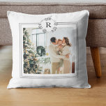 Modernes Weiß| Familiäres Foto | Ursprünglich Kissen<br><div class="desc">Modernes Weiß| Familiäres Foto | Erste Kissen sorgen für durchdachte und praktische Geschenke und bieten dem Empfänger Komfort und Entspannung. Hier ist eine Beschreibung der Kissen als Geschenk: Geben Sie das Geschenk von ultimativem Komfort und Entspannung mit diesen luxuriösen Kissen. Diese Kissen sind mit edlen Materialien gefertigt und sollen ein...</div>