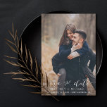 Modernes Weißes Foto Save The Date<br><div class="desc">Wählen Sie die besten Bilder aus Ihrem Verlobung-Shooting oder Ihre Lieblingsfotos von Ihnen beiden für dieses perfekte Save the Date. Save the Date sind die Wörter handgeschrieben, um der Karte ein persönliches Gefühl zu geben. Die Vorderseite hat ein Bild und die Rückseite hat ein großes Bild mit einem weißen Filter...</div>