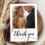 Modernes Whimsical Großes Gold Script 2 Foto Hochz Dankeskarte<br><div class="desc">Modern Whimsical Boho Huge Gold Kalligraphie Script 2 Foto Hochzeit Dankeschön Karte. Stilvolle Chic Hochzeit danke Ihnen Vorlage mit einem vollen vertikalen Foto auf der Vorderseite mit dem Text "Danke" in einer skurrilen Wirblen Hand Schrift Typografie Swash Schwanz Bürste Schriftart Skript in Schwarz-Weiß. Auf der Rückseite vorgefertigte Danksagung und ein...</div>