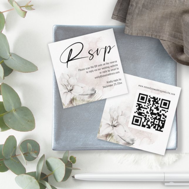 Modernes White Florals QR Code Wedding RSVP Begleitkarte (Von Creator hochgeladen)