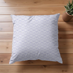 Modernes White Periwinkle japanisches Wellenmuster Kissen