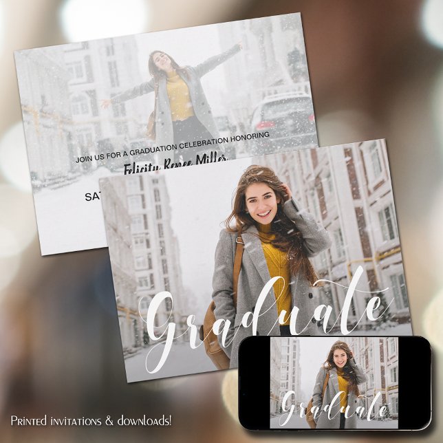 Modernes White Script Foto Abschluss Einladung (Von Creator hochgeladen)