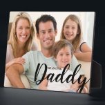Modernes WIR Liebe Sie Daddy Custom Foto Fotoplatte<br><div class="desc">Mit der Einführung unseres "WE Liebe You Daddy" Custom Foto Plakatdesign, eine herzliche und personalisierte Art, die Liebe und Bindung zwischen Vater und Familie zu feiern. Dieses Design zeichnet sich durch eine wunderschöne und moderne Typografie aus, die die Worte "WIR Liebe Ihr Vater" zeigt und die Zuneigung und Wertschätzung für...</div>