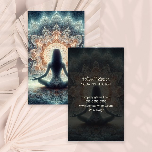 Modernes Yoglehrer Mandala Yogi Girl Visitenkarte (Modern Yoga Teacher Mandala Yogi Girl Business Card on a boho neutral dry palm leaf.)