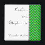 Modernes Zickzack Neon Green/Gray Wedding Magnet<br><div class="desc">2"x2" Quadrat Magnete für benutzerdefinierte Gefälligkeiten werden in hoher Qualität und in lebhaften Farben gedruckt. Ideal für Babyankündigungen,  rett-the-date-Erinnerungen,  Geschenke für Familie und Freunde oder sogar großartige Werbeaktionen für jedes Unternehmen. Kleben Sie sie auf Ihren Kühlschrank,  Aktenschrank,  Geschirrspüler oder Ihre eigene Lieblingsplatte aus Metall.</div>