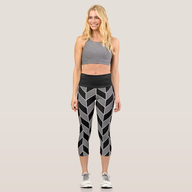 Modernes Zickzack Schwarz-Graue-Herringbone-Muster Capri Leggings (Vorderseite)