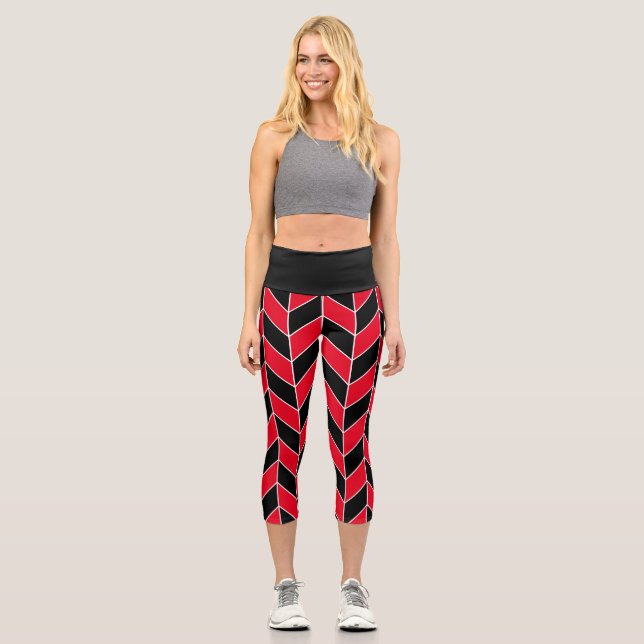 Modernes Zickzack Schwarz-Rot-Herringbone-Muster Capri Leggings (Vorderseite)
