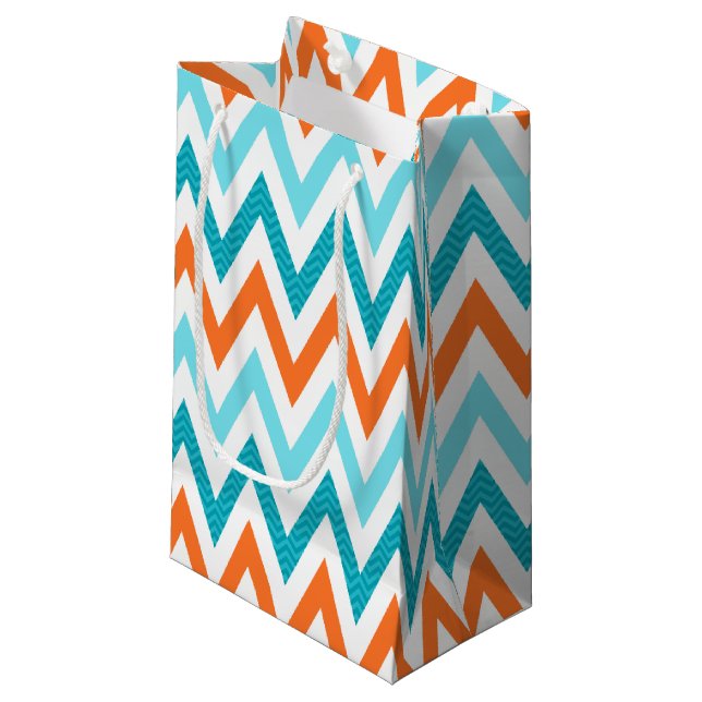 Modernes ZigZag Zickzack Orange Aqua Blaues Muster Kleine Geschenktüte (Vorderseite Schrägansicht)