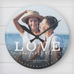 Modernes Zitat-Liebe Hochzeitsschreiben für Foto Runde Wanduhr<br><div class="desc">Moderne,  moderne Foto-Uhr mit handgeschriebenem Drehbuch und modernem typografischem Lesen: "Liebe erobert alle" neben Ihren individuellen Namen und dem Hochzeitstag. Personalisieren Sie mit Ihrem bevorzugten Foto und Informationen. Gutes Geschenk für Neuvermählte,  ein Jubiläum oder Valentinstag!</div>