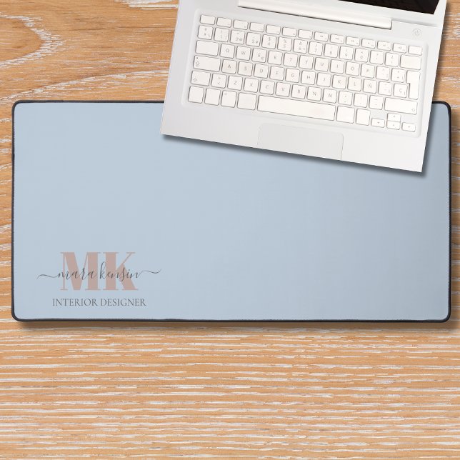 Modert Mocha Mousse Monogram Dusty Blue Schreibtischunterlage (Von Creator hochgeladen)