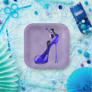 Modische Lady in Stiletto-Papierplatte Pappteller