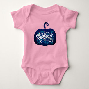 modischer Text auf Kürbis zum Erntedank Baby Strampler