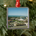 Moffett Field in Silicon Valley Ornament Aus Metall<br><div class="desc">Aussicht auf das Silicon Valley von der Spitze des Moffett Field Hanger One,  1994</div>