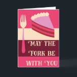 Möge die Gabel mit Ihrer rosa Geburtstagskarte sei Karte<br><div class="desc">Diese süße und lustige Geburtstagskarte zeigt die Meldung "May the Fork Be With You" auf der Vorderseite und zeigt eine mutige Retro-Moderne-Illustration eines leckeren Kuchenschnitts und einer Gabel in Rosa, Mond und Creme. Verlass den Gruß nach innen, oder verwende das Vorlagenfeld, um deine eigene personalisierte Nachricht auf der Innenseite dieser...</div>