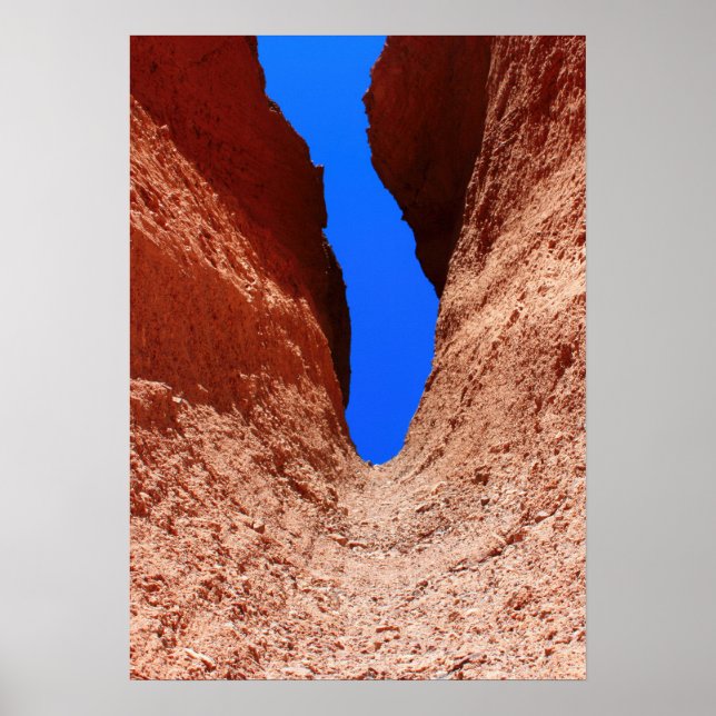 Mojave Canyon – Vertikaler Wüstenhimmel Poster (Vorne)