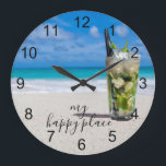 Mojito Cocktail Beach Happy Place   Große Wanduhr<br><div class="desc">Dieses Design kann in dem Bereich personalisiert werden, der durch das Ändern des Fotos und/oder Textes zur Verfügung gestellt wird. Sie können auch angepasst werden, indem Sie auf Vorlage personalisieren klicken und dann auf die Schaltfläche klicken, um weitere Optionen anzupassen, um die Hintergrundfarbe zu löschen oder zu ändern, Text hinzuzufügen,...</div>