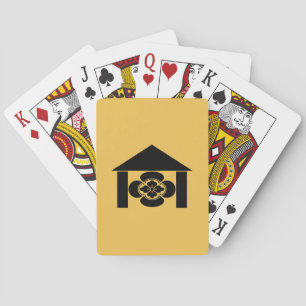 Mokko in der Hütte beim Kartenspielen Spielkarten