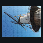 Molen in Nederland in Willemstad. Puzzle<br><div class="desc">Korenmolen in Willemstad. Een Nederlandse afbeelding van een tandradmolen uit 1734,  genaamd 'd Oranjemolen'. Een rijksmonument dat buiten gebruik is,  maar nog regelmatig op windenergie draait en de oude traditie en geschiedenis van het Nederlandse straatbeeld laat zien.</div>