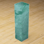 Molten Jade | Smarald Green Luxury Marble Weinbox<br><div class="desc">#abstractart Modernes, modernes, reichhaltiges und lebendiges smaragdgrünes Juwel mit abstraktem Marmor. Diese handbemalte Aquarellfarbe und der gemischte mittlere Farbverlauf zeichnen sich durch abstrakte flüssige Wirbel aus, die ein cooles Muster schaffen, das durch Glitzer-Venen für die Textur betont wird und den perfekten Pop von Farbe und Eleganz schafft. Für passende Produkte...</div>